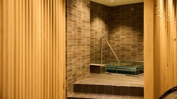 Becken im Saunabereich mit Handlauf und Fliesenverkleidung