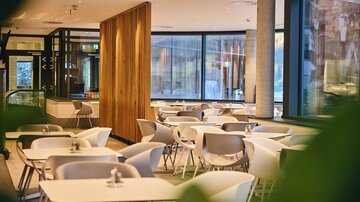 Thermenbuffet mit mehreren Sitzgruppen und moderner Einrichtung