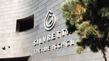 Logo der Silvretta Therme auf silbriger Außenfassade
