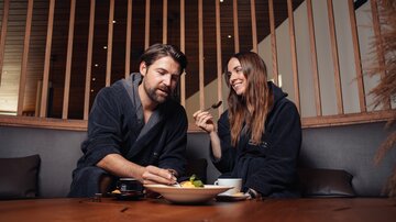 Fröhliches Paar beim Essen in der Grill Lounge